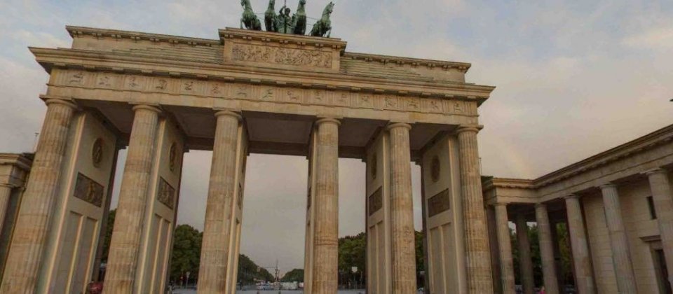 德國柏林遺留的古城門遺跡Brandenburg Gate。