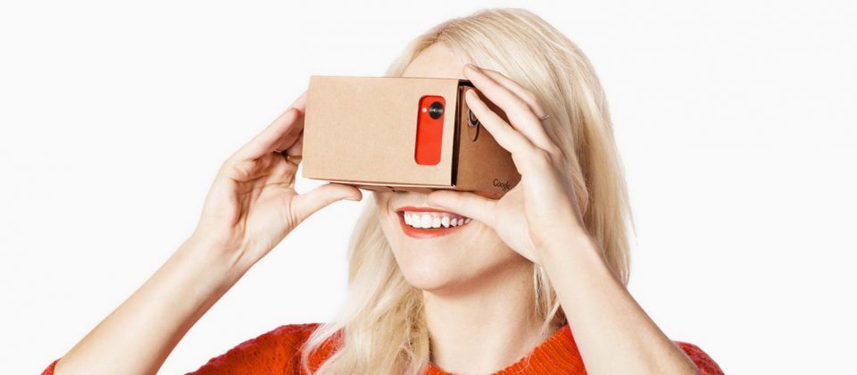 Google在2014年推出的簡易型VR裝置Google Cardboard。