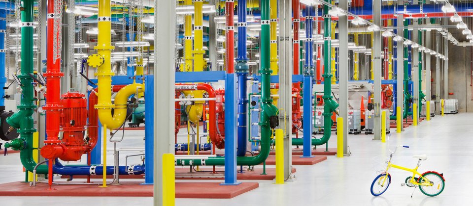 資料中心內以不同的顏色區分不同的送水管,包括低溫水冷卻水、冰水等,管理者從不同顏色能辨別水路方便故障時維修。