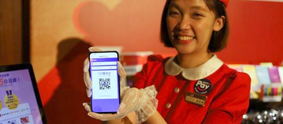 Happy Go App推出行動支付新功能,用戶可選擇綁定7家銀行的信用卡,就能使用手機顯示QR Code供商家掃碼。