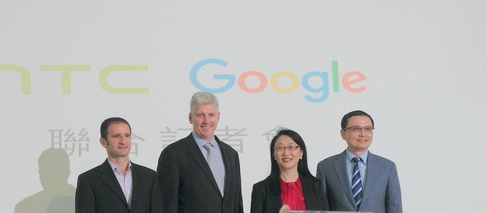Google與宏達電舉行聯合記者會對外說明合作協議內容。由左至右為Google硬體部門主管Mario Queiroz、Google硬體資深副總裁 Rick Osterloh、宏達電董事長王雪紅與總經理張嘉臨。