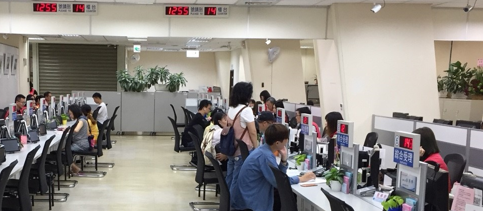 內政部戶政司與資訊中心於4月27日發出公告,因應疫情影響,無法在原訂時程引進製作高防偽PC晶片卡的技術,數位身分證換發時程將延期。示意圖,圖片來源/新北市政府民政局,https://www.ca.ntpc.gov.tw/home.jsp?id=30&parentpath=0,1,9&mcustomize=news_view.jsp&dataserno=201808010021&mserno=201711140001