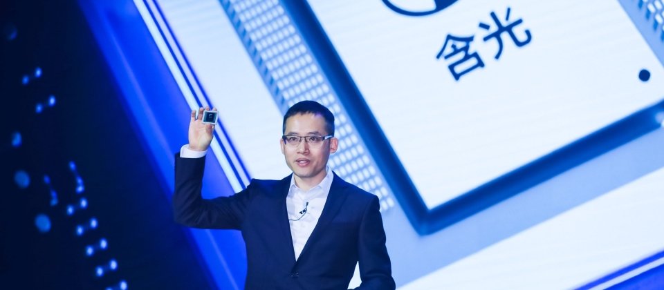 阿里巴巴集團CTO兼阿里雲智能總裁張建鋒在今天的大會Keynote上,重磅發布了首款自行研發的人工智慧推論晶片「含光800」