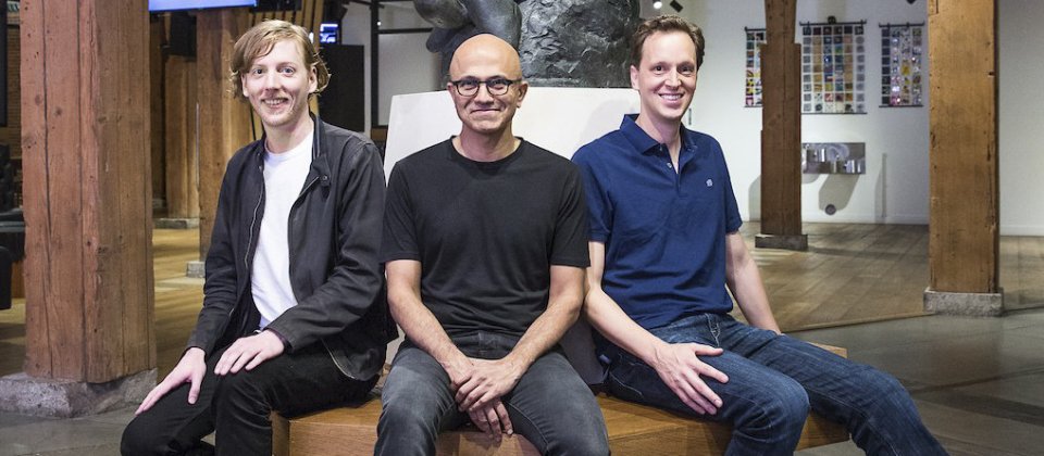 GitHub共同辦人Chris Wanstrath(左),微軟執行長Satya Nadella(中)與即將接掌GitHub的Nat Friedman(右)三人合影。
