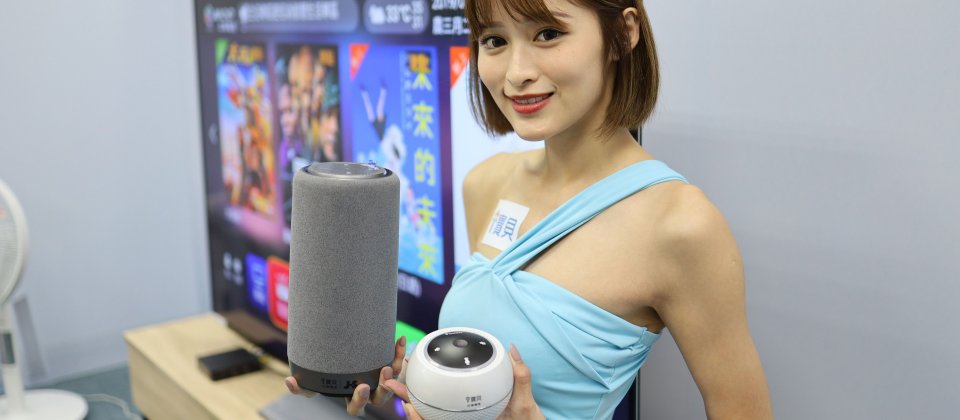 中華電信推出兩款智慧音箱,右邊為迷你的入門款音箱,左邊為15瓦功率的進階款智慧音箱。