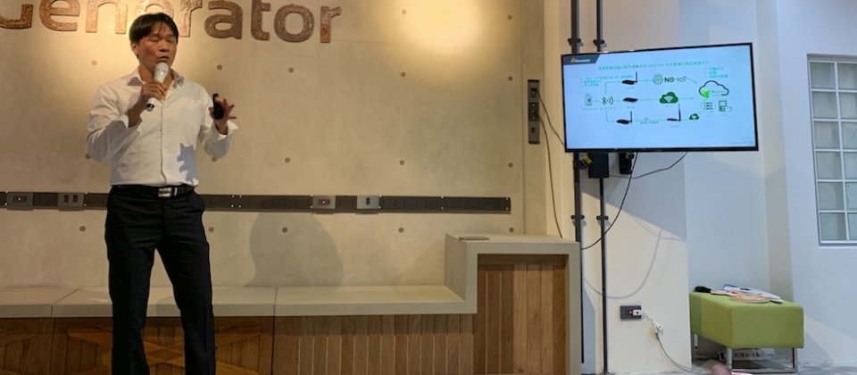 展綠科技執行長吳仁作表示,智慧掛鉤為一款IoT裝置,是一套非侵入式感測器,靠電磁感應來測得電器用電量。臺灣採用的產業包括半導體、電信、傳產等。