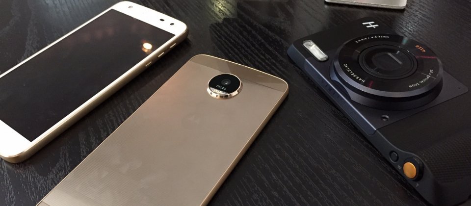 聯想去年11月在台推出的Moto Z與Z Play兩款手機,右側為可磁吸方式搭配手機使用的相機模組。