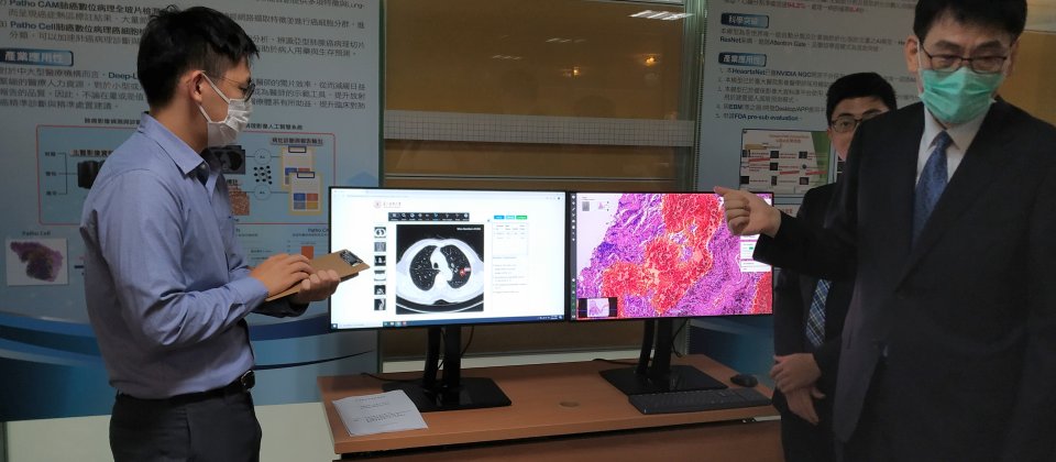 臺北醫學大學展示肺部AI診斷系統,包括肺部CT影像及病理影像,透過AI找出病灶。