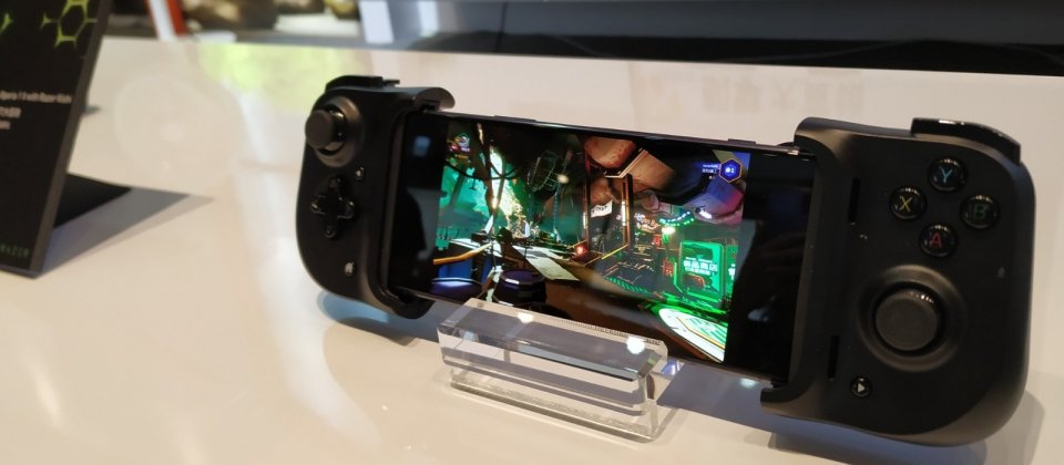 5G手機搭配兩側的搖桿,就能透過GeForce Now在手機上玩到高擬真度的PC遊戲。