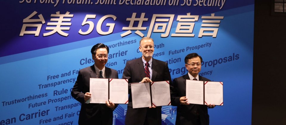 外交部長吳釗燮(左)、美國在臺協會處長酈英傑(中)與NCC主委陳耀祥(右)展示臺美5G安全共同宣言。