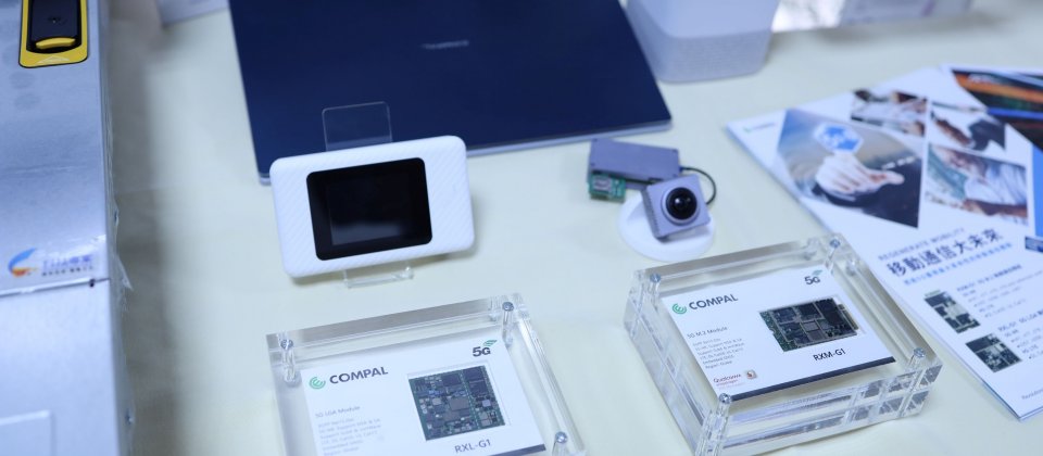 業者展示的5G上網模組及筆電。