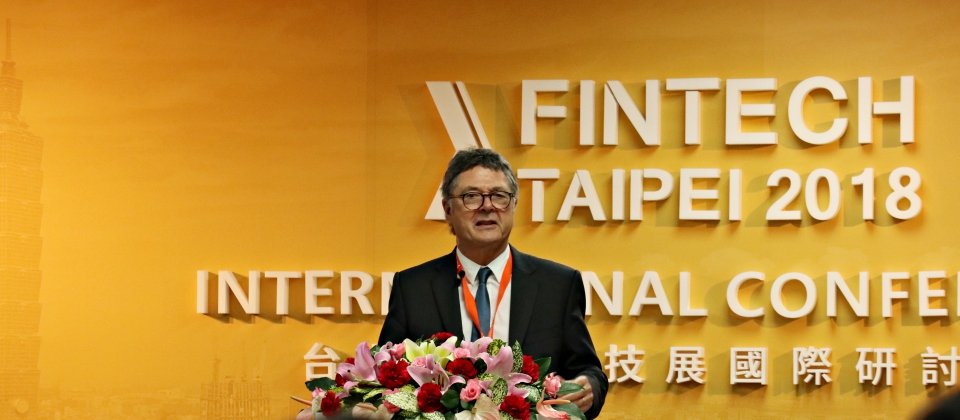 英國競爭及市場管理局(CMA)開放銀行業務領導人Bill Roberts在8日的臺北金融科技展的國際趨勢研討會上,分享英國開放銀行(Open Banking)的經驗與進程。