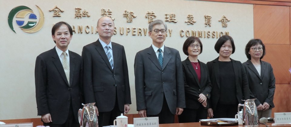 金管會主委黃天牧率領副主委許永欽,以及銀行局局長邱淑貞、保險局局長施瓊華、證期局局長張振山、檢查局局長王儷娟,舉行上任後首次記者會,並對外揭露金管會6大興利方案。(攝影/李靜宜)