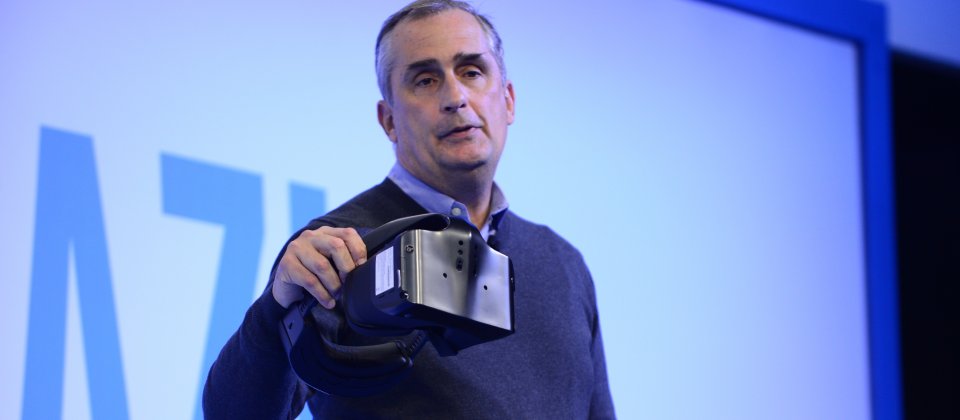 英特爾執行長Brian Krzanich在CES上展示Alloy專案打造的頭戴裝置。