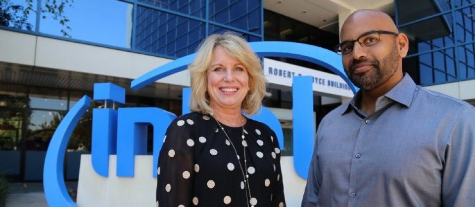 英特爾執行副總裁Diane Bryant(左)與 Nervana共同創辦人暨執行長Naveen Rao(右)。