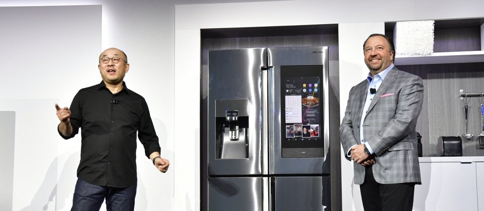 三星宣佈今年春天將會推出SmartThings Cloud,用以串連所有三星連網裝置。圖為三星今年CES發表的Family Hub 3.0智慧冰箱。
