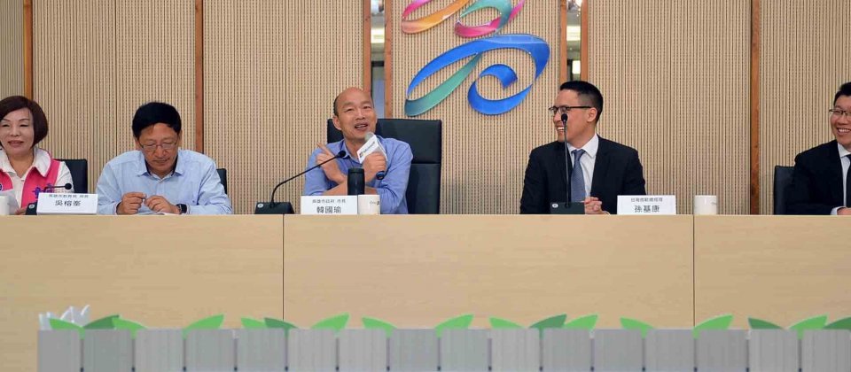高雄市長韓國瑜(左三)和台灣微軟總經理孫基康(右二)。