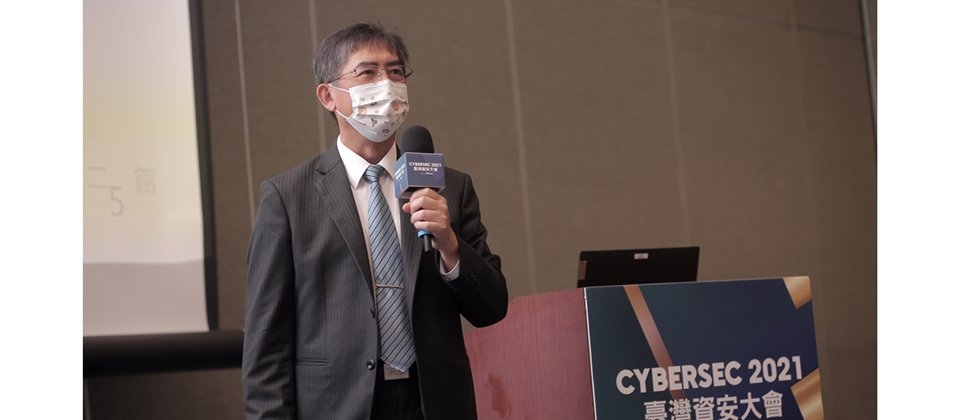 第一銀行數位安全處處長張晉榮在臺灣資安大會的金融資安論壇,分享一銀在資安上的經驗。(圖片來源/iThome)