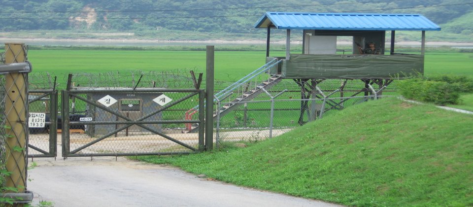 北韓從北緯38度停戰線附近,發動無線電波干擾韓國GPS衛星定位系統,造成飛機、船舶無法定位,行動電話部分功能受影響。