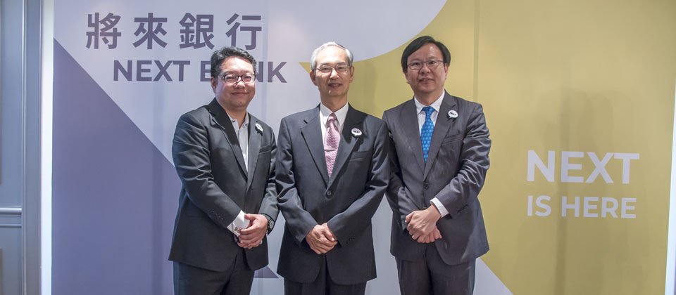 將來銀行日後營運的領導鐵三角,包括了預定董事長鍾福貴(圖中),現任籌備處執行長但日後將轉任預定董事的劉奕成(圖右),以及負責所有對外業務的預定總經理梅驊(圖左)。(攝影/洪政偉)