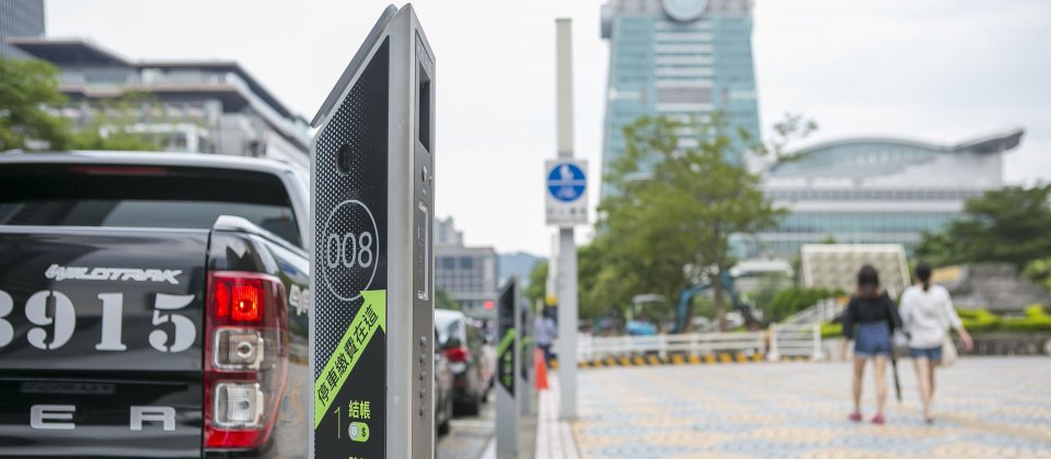 臺北市政府旁的松智路,目前正在測試中的智慧車柱。