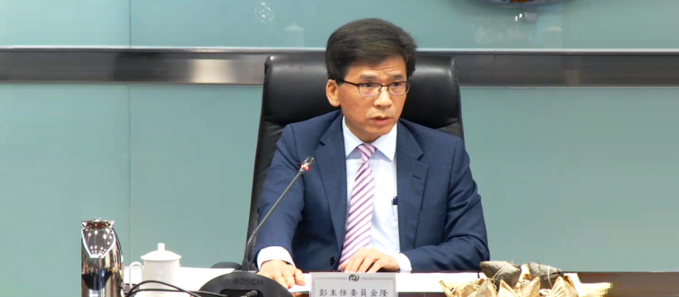 金管會主委彭金隆自去年7月發布金融科技五大策略,時隔近一年,他今日也出席記者會報告諸多政策推動進展。(攝影:李昀璇)