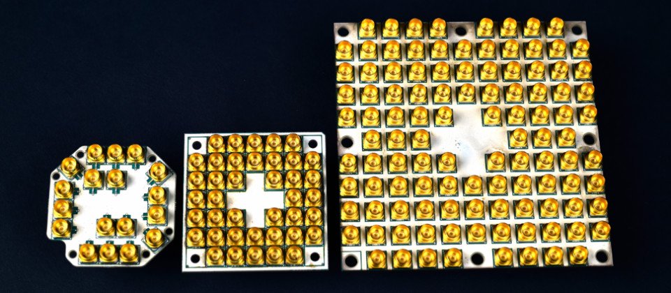 英特爾展示由左至右依序為7量子位元、17量子位元以及49量子位元晶片。