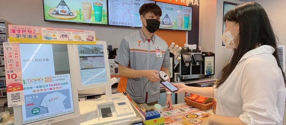 有著顯眼雙螢幕及多項新功能的新版X POS機,已經悄悄在臺灣數百間統一超商門市中啟用。