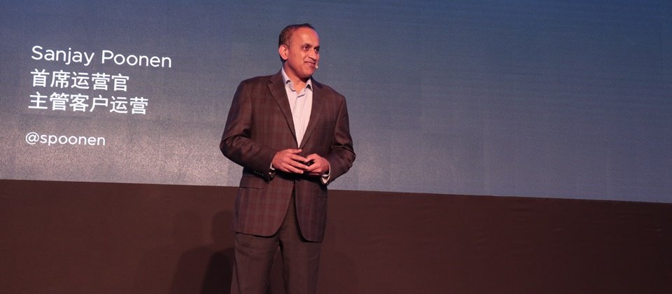 VMware營運長Sanjay Poonen在寧波自家大中華區CIO高峰論壇中,形容與AWS攜手推出的混合雲服務VMware Cloud on AWS,就像是把柏林圍牆推倒一樣,讓用戶不需在公有雲和本地端環境間,做抉擇了。