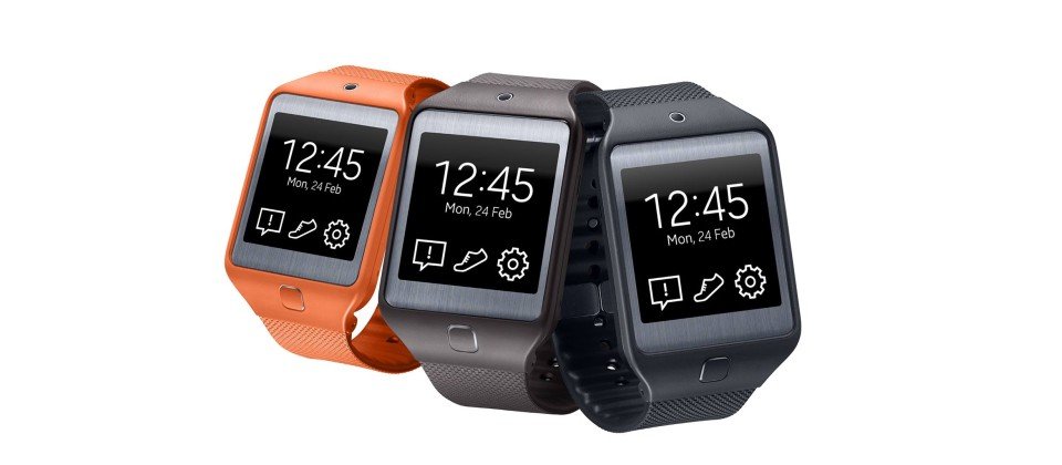 Gear 2與Gear 2 Neo都是基於Tizen穿戴式平台所設計,皆採用1.63吋的 AMOLED螢幕與1.0 GHz的雙核心處理器,兩者主要的差別在於Gear 2內建200萬畫素的自動對焦相機,Gear 2 Neo則否。