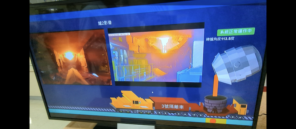 在5G智慧軌道運輸應用上,中鋼打造出火車和轉爐數位分身模型,當車子在軌道上行走接渣清運同時,控制室螢幕畫面上會有火車虛擬數位分身跟著實車移動位置,讓操作人員容易掌握車輛與轉爐距離遠近,甚至還提供AI爐渣落點預測,可以早一步控制車子在安全範圍內以筒子準確接渣,而不會將渣灑出來。
