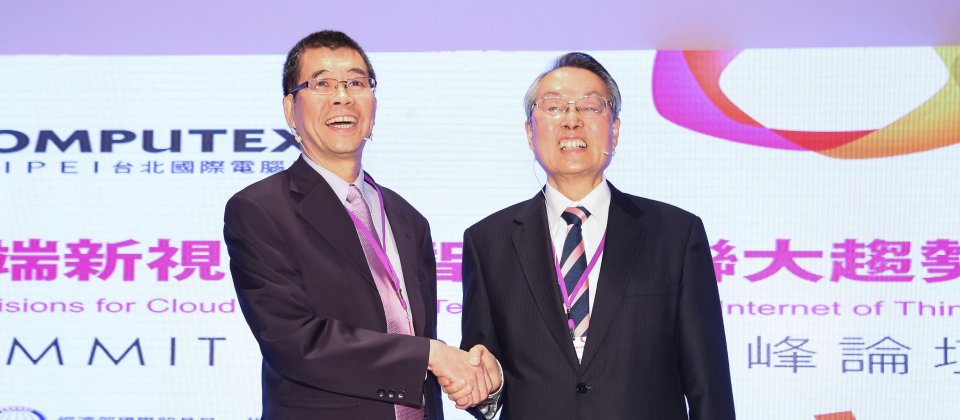 施振榮(右)將卸下宏碁董事長職務,圖為今年Computex他代表宏碁與聯發科董事長蔡明介(左)宣佈兩家公司合作時的照片。
