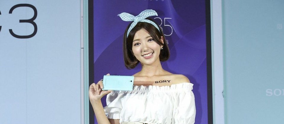 Sony Mobile 找來人氣女星郭雪芙代言手機,並示範自拍祕訣。