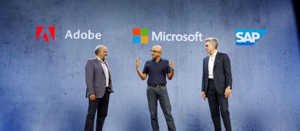 Adobe執行長Shantanu Narayen、微軟執行長Satya Nadella和SAP執行長Bill McDermott在Microsoft Ignite大會。