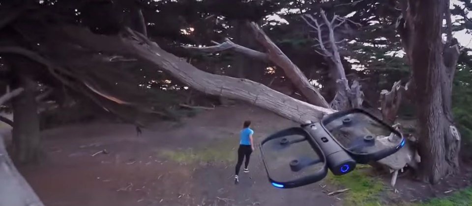 Skydio R1可自動飛行,躲避環境障礙,追蹤拍攝使用者。