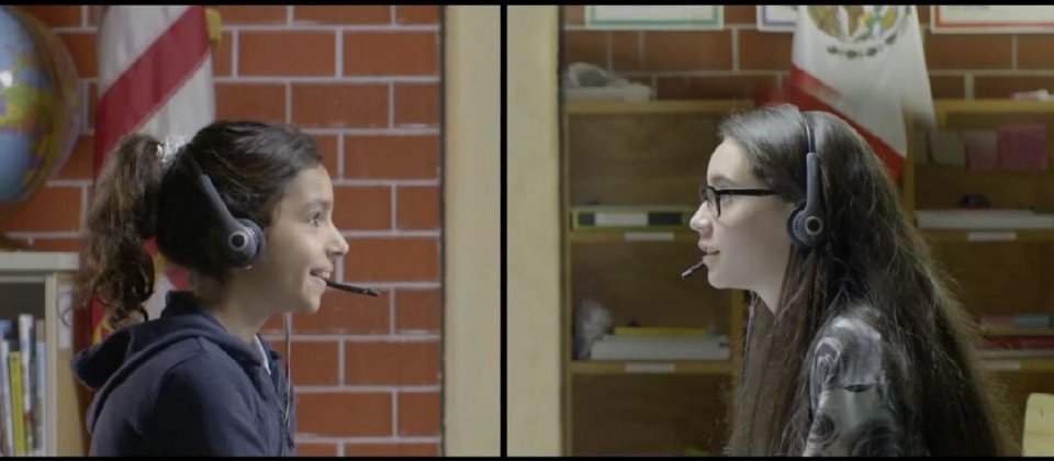 微軟展示Skype Translator,邀請墨西哥和美國各一所小學生透過Skype Translator翻譯進行遠距玩問答遊戲。