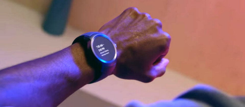 新版Android Wear 2.0不只能撥打電話,也能提供叫車服務,還內建Google Play商店,更首次加入Google Assistant語音助理功能,能透過語音幫你查詢天氣、個人活動及行事曆等資訊。