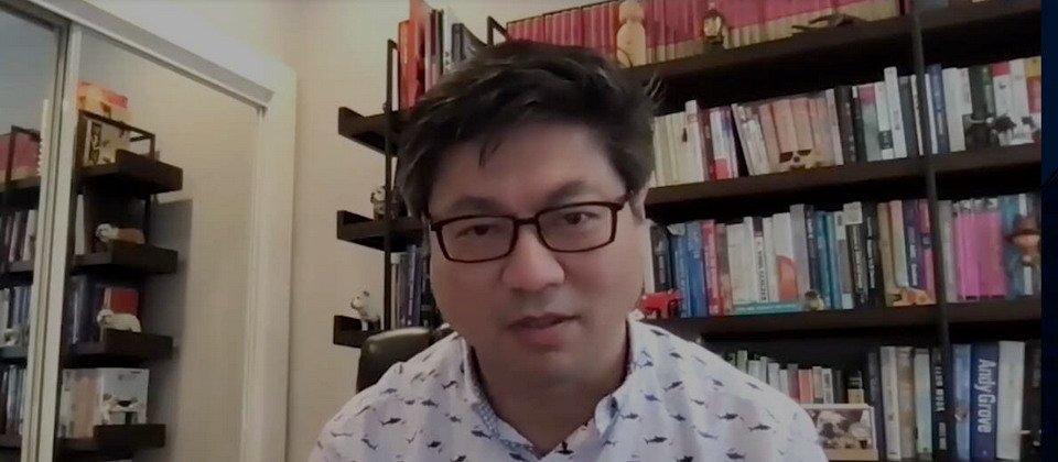 臉書自去年開始著手規範及封鎖Deepfake內容,甚至2年前也開始嘗試結合AI技術,還舉辦挑戰賽,希望能改進這類AI假影片的辨識演算法,但臉書AI基礎架構研究負責人李憲信坦言,目前辨識成功率約在60%左右,距離真正可用還有段距離。