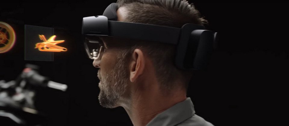 新款HoloLens 2,不僅造型重新設計,採用碳纖維材質,外觀顯得更輕盈,增加舒適性,觀看視野也擴大2倍,還結合AI與語意理解能力,可以提供如同操作現實物件同樣的真實感受與影像互動,並也加入眼動追蹤機制,以提升操控體驗。