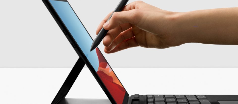 Windows 10 on Arm最大的優勢在於具備更長的電池壽命,而且更容易連結LTE網路,但無法執行x64程式,僅支援32/64位元的Arm程式,以及32位元的模擬x86程式,圖為微軟今年推出採用Arm架構的2合1筆電Surface Pro X,圖片來源/微軟。