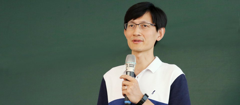 騰訊支付基礎平台與金融應用線的平臺研發部技術營運總監程偉指出,為了應付高頻次的交易量,騰訊近年導入分散式架構,以及SET化的思維。(攝影/沈庭安)