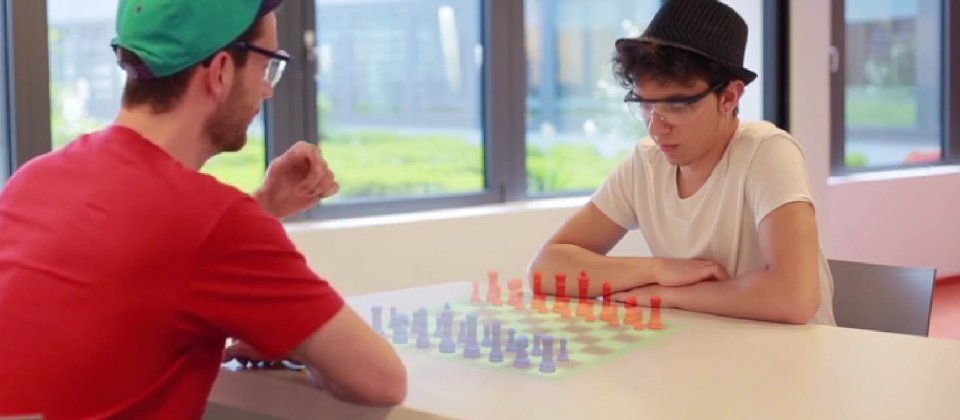 利用這項熱感應技術,在空白的桌面上就能下西洋棋