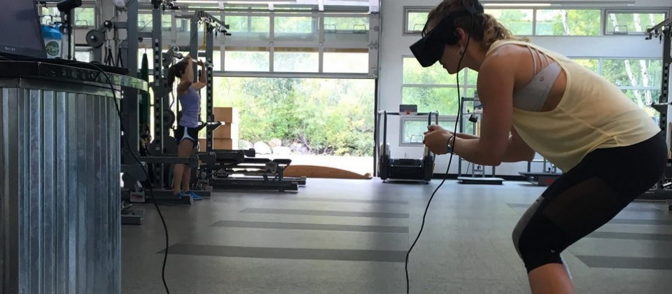 美國VR培訓新創Strivr,利用4K攝影機拍攝今年冬奧實際比賽雪道場景,以建立出360度的VR滑雪環境,來協助美國滑雪隊進行賽前訓練,讓選手可以有更充裕的時間熟悉賽道,只要戴上VR頭盔就能開始模擬演練,也能降低因為事前訓練,而可能導致意外受傷的風險。