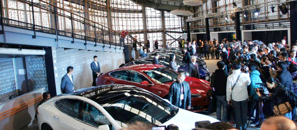 特斯拉首次在臺引進的電動汽車Model S將搭載第二代的AutoPilot自動輔助駕駛系統,宣稱可避免90%的人為事故發生。今年上半年,特斯拉還準備推出另一款SUV休旅電動車款Model X,也將配有自駕功能。