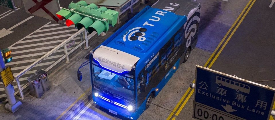 從去年8月到今年1月底,臺北市自駕公車一共行駛1,430公里,開了848趟,載過2,561人次,整體妥善率達93.2%。