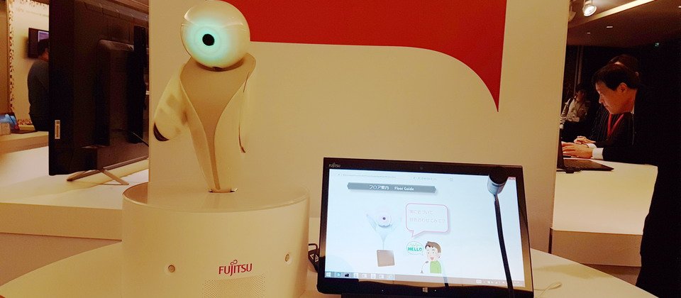 有著可愛外型的RoboPin,是一款企業用的導覽機器人,因為內建語音助理功能,可以依據你提問的內容,來給予相應的協助,像是可以提供導覽向參觀者介紹資訊及路線指引,也能夠提供產業諮詢服務等。