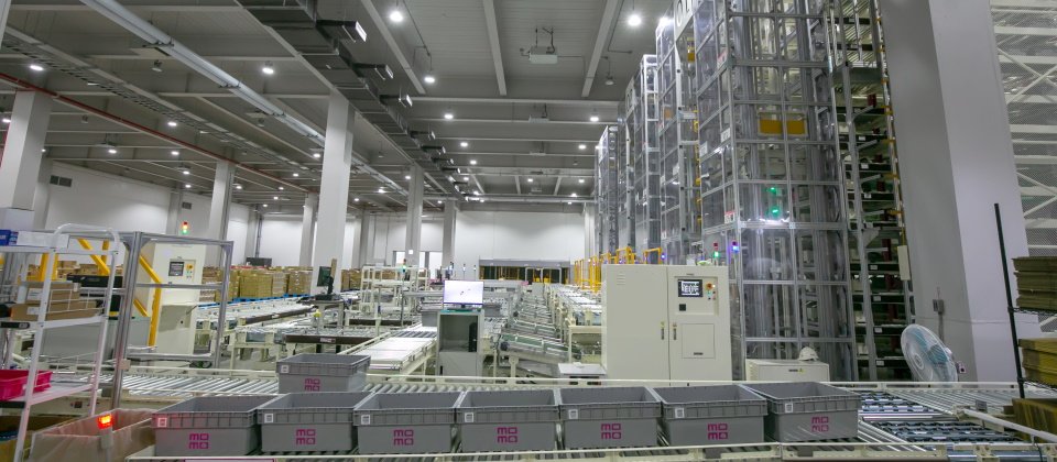 Momo將北區物流中心行之有年的自動化設備與流程複製到南區物流中心,同時開出大量物流IT人員職缺,用自動化技術和數據分析來逐步發展出因地制宜的物流流程。(攝影/洪政偉)
