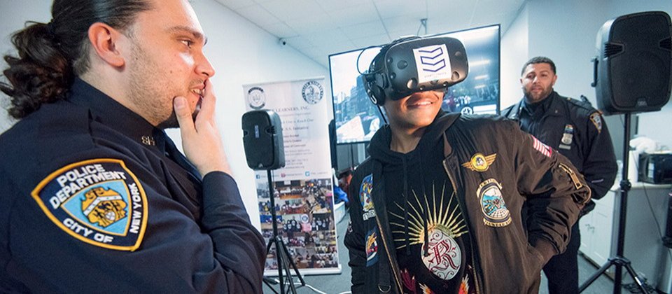 NYPD發起了一項名為Options的VR計畫,利用VR模擬幫派利誘青少年的各種情節,並建立成各種VR場景,青少年只要帶上VR頭戴裝置,就能看到黑幫成員靠近攀談,試圖強迫自己接受招募成為幫派一員,確保年輕人就算犯錯也是在虛擬世界中,而不是發生在現實世界。