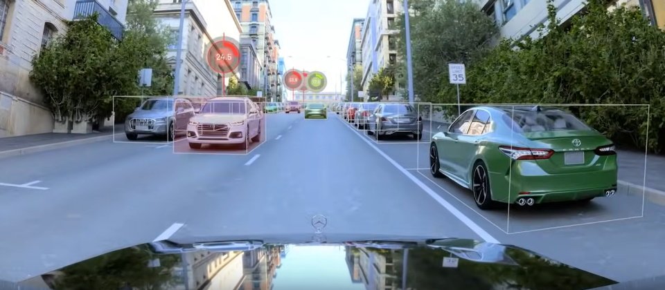 Nvidia在GTC大會展示一段用AI模擬產生的行車路況影像,供自駕車做訓練。這個訓練影片使用Omniverse模擬平臺和Modulus框架在虛擬世界中建立高擬真訓練場景,不論是道路上行人、路旁的車輛、路燈、季節天氣的細節變化都十分講究,幾乎已經到了真假難辨的地步。(圖片來源/Nvidia)