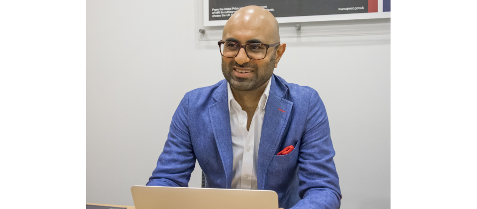 英國數位加速器Digital Catapult首席物聯網顧問Idris Jahn建議,未來聚焦的重要IoT技術方向與應用領域有4大,包括人工智慧AI、潔淨能源、 交通運輸,以及公共基礎建設。(攝影/余至浩)